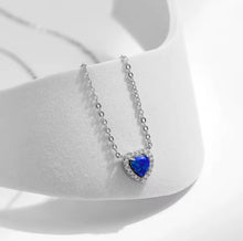 Cargar imagen en el visor de la galería, Collar corazón de ópalo
