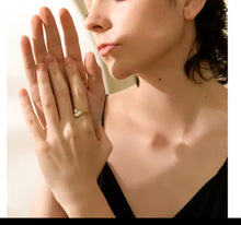 Cargar imagen en el visor de la galería, Golden ring with heart-shaped seashells
