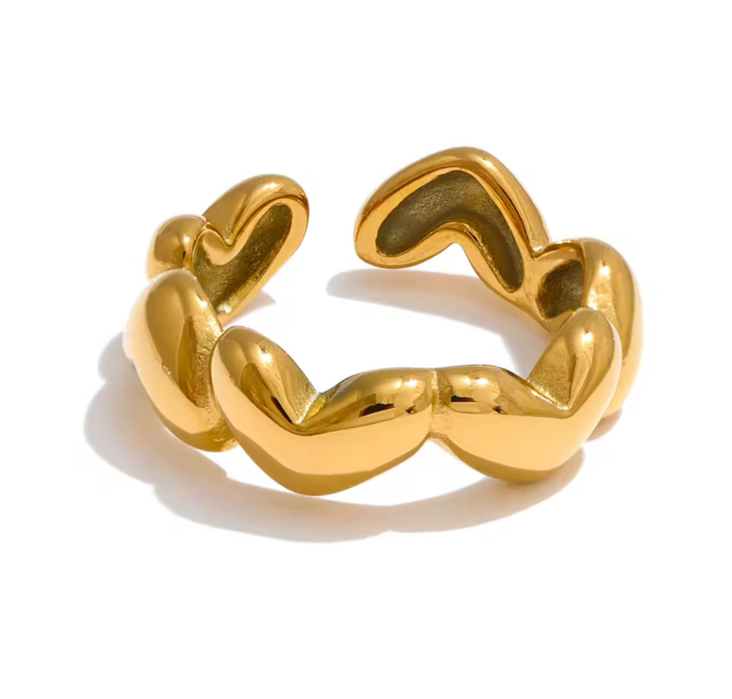 Anillo de corazones dorado