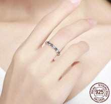 Cargar imagen en el visor de la galería, Anillo corazones 1
