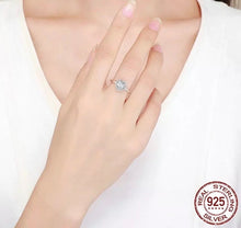 Cargar imagen en el visor de la galería, Anillo corazón de zirconia
