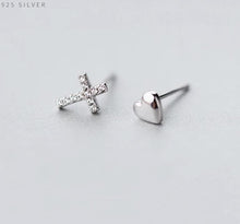 Cargar imagen en el visor de la galería, Aretes  cruz y corazón
