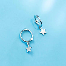 Cargar imagen en el visor de la galería, Mini arracada con estrellita colgante
