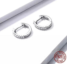 Cargar imagen en el visor de la galería, Mini arracada con zirconias plata
