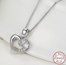Cargar imagen en el visor de la galería, Gargantilla corazón con zirconias
