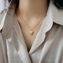 Cargar imagen en el visor de la galería, Golden heart necklace
