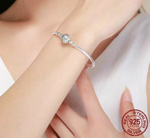 Cargar imagen en el visor de la galería, Brazalete con broche de esfera con zirconias
