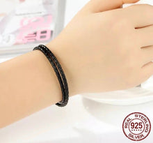 Cargar imagen en el visor de la galería, Brazalete de piel con broche de plata
