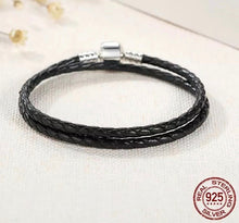 Cargar imagen en el visor de la galería, Brazalete de piel con broche de plata
