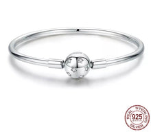 Cargar imagen en el visor de la galería, Brazalete broche de esfera con estrellas
