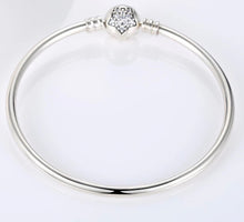 Cargar imagen en el visor de la galería, Brazalete con broche de estrella
