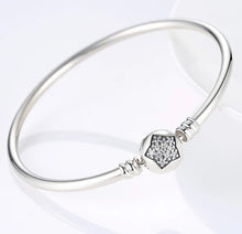 Cargar imagen en el visor de la galería, Brazalete con broche de estrella
