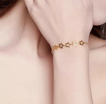 Cargar imagen en el visor de la galería, Pulsera estrellas doradas
