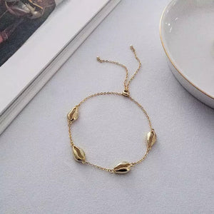 Pulsera dorada con conchitas de mar