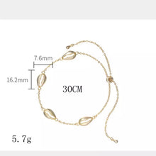 Cargar imagen en el visor de la galería, Pulsera dorada con conchitas de mar
