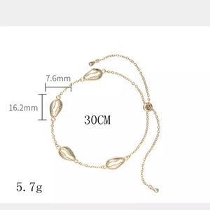 Pulsera dorada con conchitas de mar