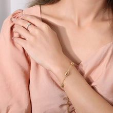 Cargar imagen en el visor de la galería, Pulsera dorada con conchitas de mar
