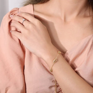Pulsera dorada con conchitas de mar