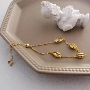 Pulsera dorada con conchitas de mar